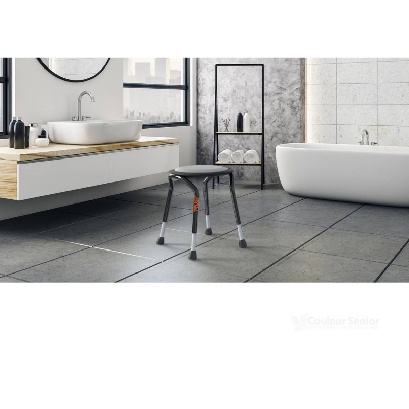 Siège douche pivotant compact salle de bain contemporaine carrelage gris baignoire îlot