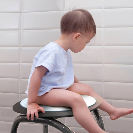Enfant assis confortablement sur tabouret douche pivotant coussin souple sécurité famille
