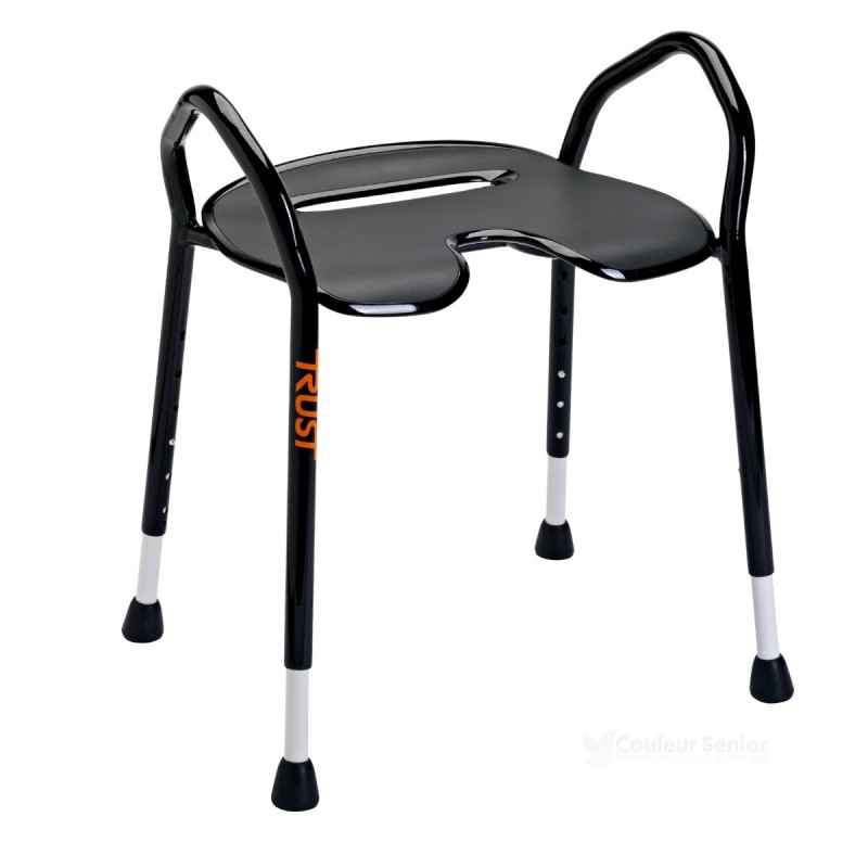 Tabouret douche maniable noir vue trois quarts assise large confortable pieds réglables antidérapants