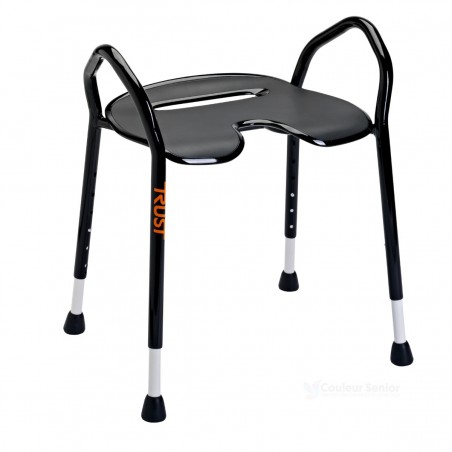 Tabouret douche maniable noir vue trois quarts assise large confortable pieds réglables antidérapants
