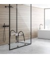 Siège douche confortable et maniable positionné dans douche à l'italienne salle de bain moderne