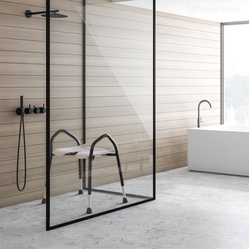Siège douche confortable et maniable positionné dans douche à l'italienne salle de bain moderne