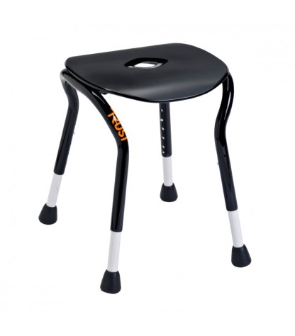 Siège douche compact pratique noir vue trois quarts assise confortable fente évacuation pieds stables