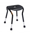 Siège douche compact pratique noir vue trois quarts assise confortable fente évacuation pieds stables