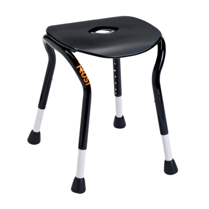 Siège douche compact pratique noir vue trois quarts assise confortable fente évacuation pieds stables