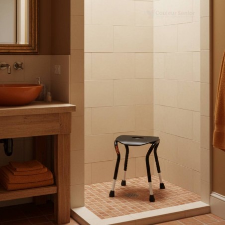 Siège douche confortable et pratique positionné dans douche carrelage beige salle de bain chaleureuse