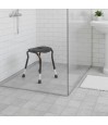 Tabouret douche compact sécurité autonomie seniors douche italienne carrelage blanc sous jet eau