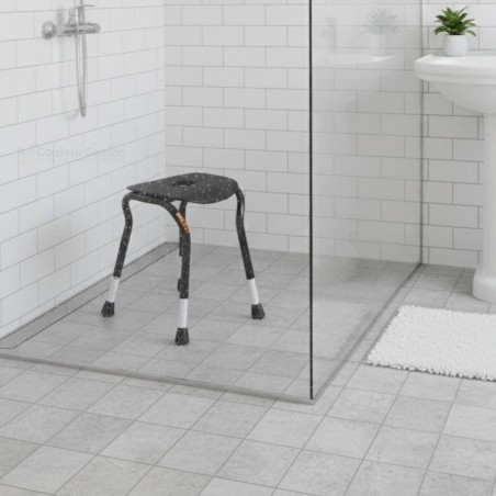 Tabouret douche compact sécurité autonomie seniors douche italienne carrelage blanc sous jet eau
