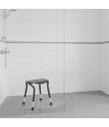 Chaise douche élégante noire confort autonomie seniors douche italienne carrelage gris pharmacie