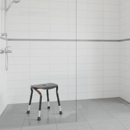 Chaise douche élégante noire confort autonomie seniors douche italienne carrelage gris pharmacie