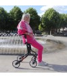Dame senior souriante assise sur déambulateur lets move noir fontaine ville sécurité confort