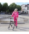 Dame senior élégante rose utilisant déambulateur lets move noir fontaine ville autonomie