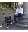 Senior homme assis souriant déambulateur lets move noir sac carloni place publique autonomie