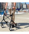 Senior homme utilisant déambulateur lets move noir élégant promenade bord de mer autonomie