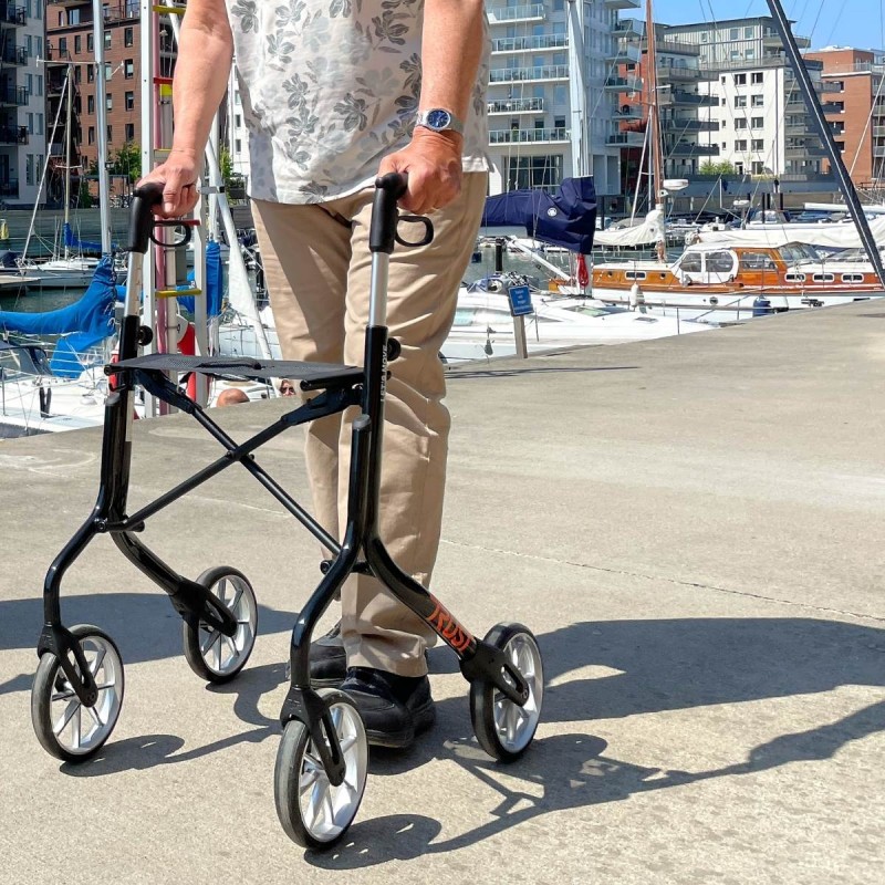 Senior homme utilisant déambulateur lets move noir élégant promenade bord de mer autonomie