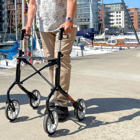 Senior homme utilisant déambulateur lets move noir élégant promenade bord de mer autonomie