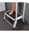 Gros plan pied nu sur surface antidérapante marchepied blanc sécurité salle de bain autonomie