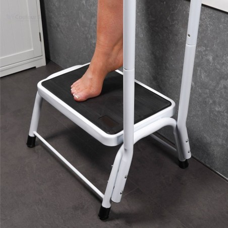 Gros plan pied nu sur surface antidérapante marchepied blanc sécurité salle de bain autonomie