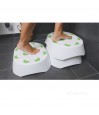 Deux pieds posés marches Moorea blanches pads verts côte à côte salle de bain CouleurSenior