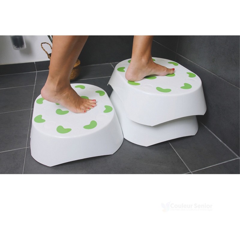 Deux pieds posés marches Moorea blanches pads verts côte à côte salle de bain CouleurSenior