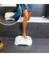Femme debout marche Moorea blanche baignoire salle de bain autonomie senior installation facile CouleurSenior