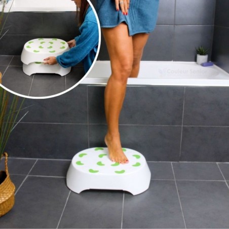 Femme debout marche Moorea blanche baignoire salle de bain autonomie senior installation facile CouleurSenior
