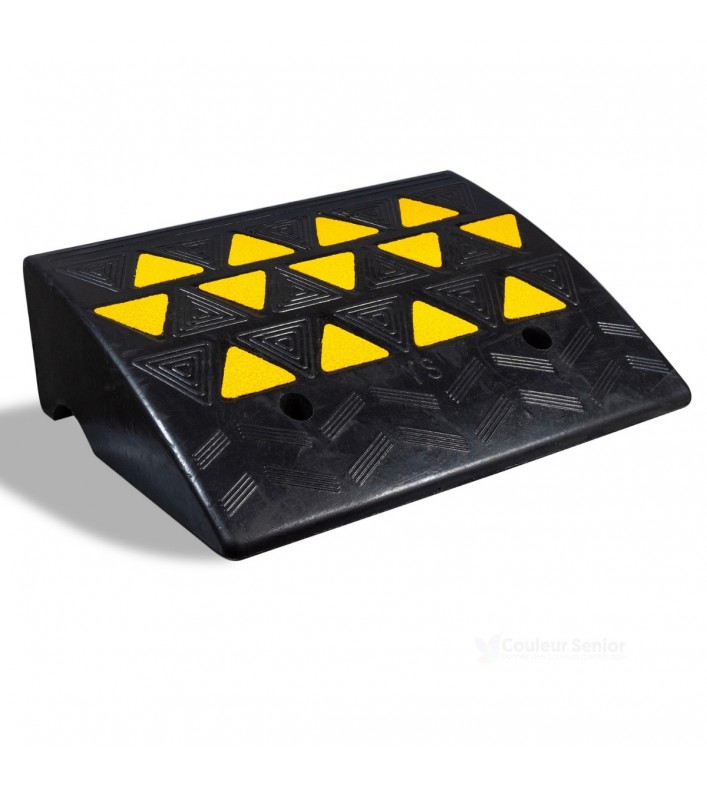 Rampe accès caoutchouc portable noir jaune antidérapante seuil PMR fauteuil roulant sécurité fond blanc CouleurSenior