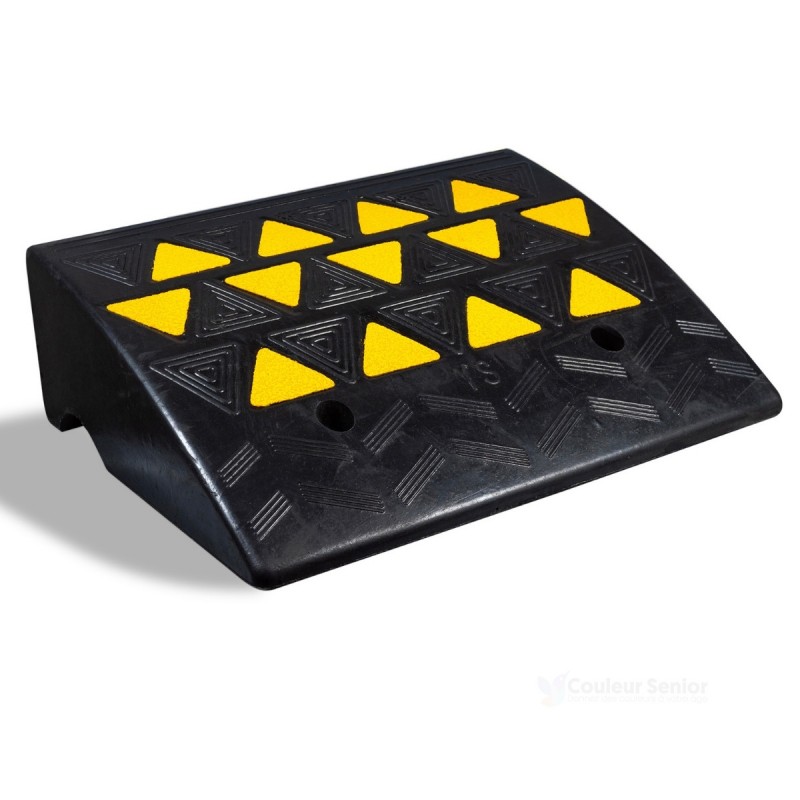 Rampe accès caoutchouc portable noir jaune antidérapante seuil PMR fauteuil roulant sécurité fond blanc CouleurSenior