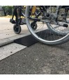 Fauteuil roulant franchissant rampe seuil caoutchouc noir biseautée trottoir accessibilité PMR sécurité CouleurSenior