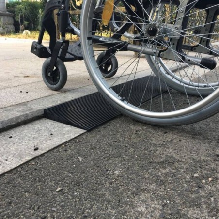 Fauteuil roulant franchissant rampe seuil caoutchouc noir biseautée trottoir accessibilité PMR sécurité CouleurSenior