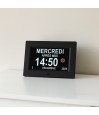 Horloge numérique Aidapt dans un salon. Repères temporels essentiels pour le senior.