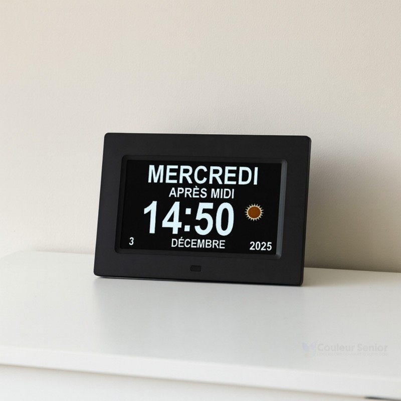Horloge numérique Aidapt dans un salon. Repères temporels essentiels pour le senior.