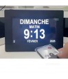 Affichage clair de la date et l'heure. Idéal pour la désorientation et la maladie d'Alzheimer.