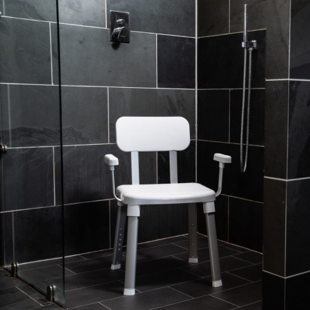 Finitions élégantes de cette chaise de bain blanche, alliant haute qualité et sécurité pour les seniors.