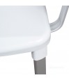 Finitions haut de gamme pour une chaise de bain élégante, assise texturée et sécurisée.