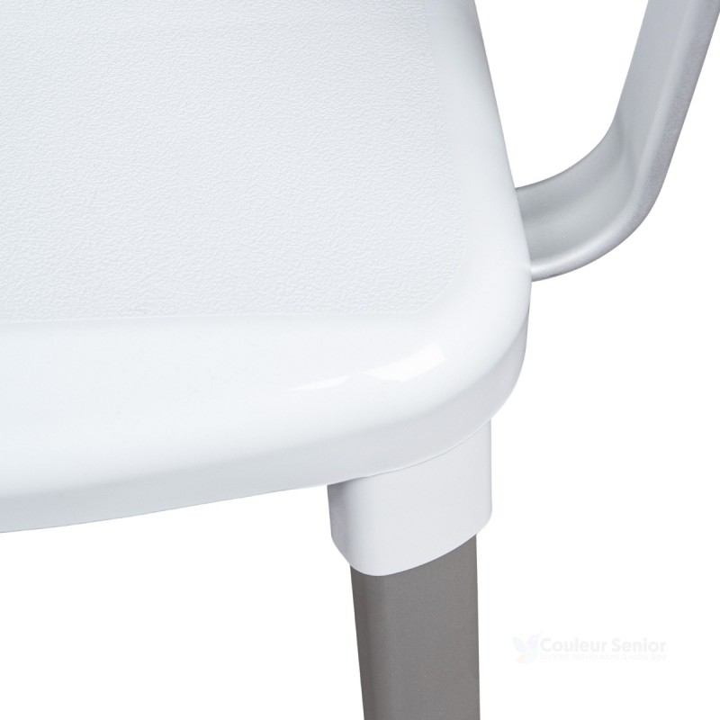 Finitions haut de gamme pour une chaise de bain élégante, assise texturée et sécurisée.