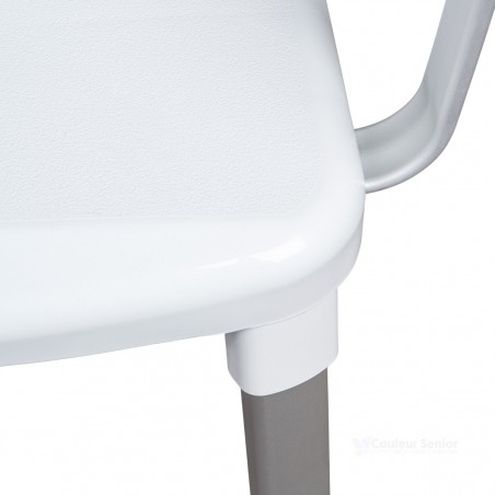 Finitions haut de gamme pour une chaise de bain élégante, assise texturée et sécurisée.