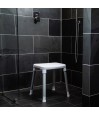 Tabouret de douche élégant, doté de pieds antidérapants, offrant confort et sécurité aux seniors.