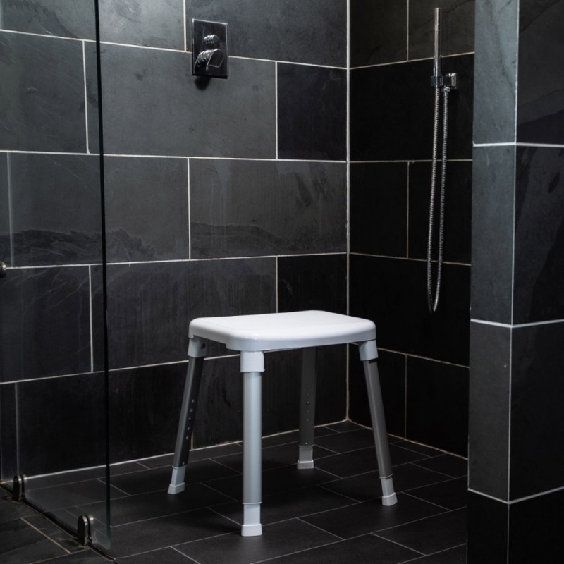 Tabouret de douche élégant, doté de pieds antidérapants, offrant confort et sécurité aux seniors.