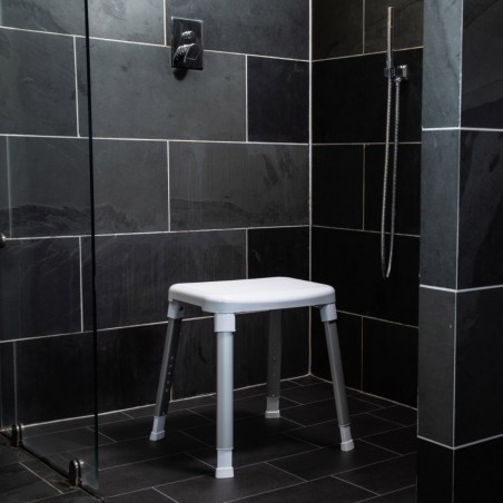 Tabouret de douche élégant, doté de pieds antidérapants, offrant confort et sécurité aux seniors.