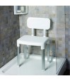 Tabouret de douche design sans accoudoirs installé dans une cabine de salle de bains claire.