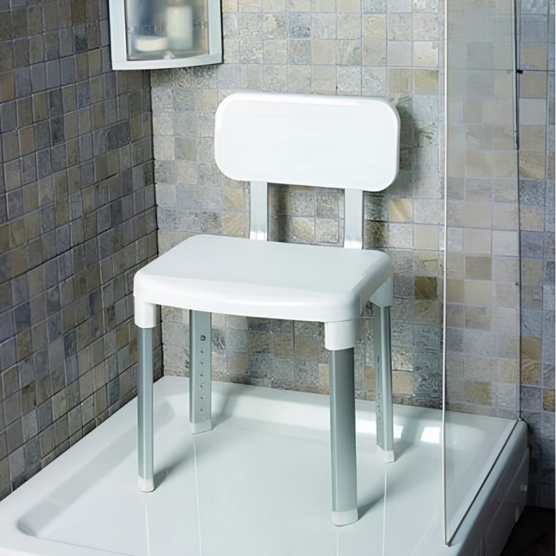 Tabouret de douche design sans accoudoirs installé dans une cabine de salle de bains claire.
