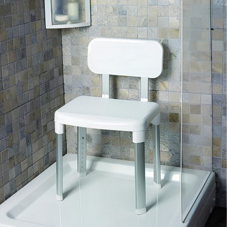 Tabouret de douche design sans accoudoirs installé dans une cabine de salle de bains claire.