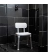 Élégante chaise de bain sans accoudoirs placée dans une cabine en ardoise noire moderne.