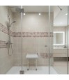 Siège de douche rabattable Aidapt pour se doucher en toute autonomie.