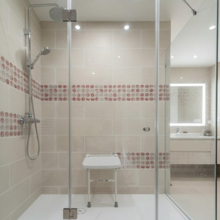 Siège de douche rabattable Aidapt pour se doucher en toute autonomie.