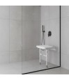 Fixation murale robuste pour siège de douche compact. Prévient les risques de glissade.