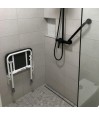 Profil du siège de douche compact Aidapt. S'intègre facilement dans les petites douches.