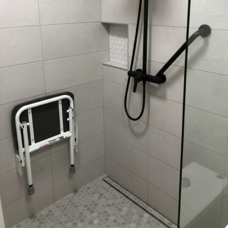 Profil du siège de douche compact Aidapt. S'intègre facilement dans les petites douches.