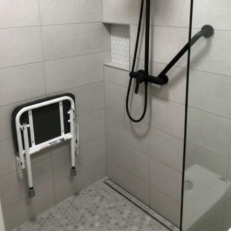 Profil du siège de douche compact Aidapt. S'intègre facilement dans les petites douches.